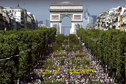 מדי יום פוקדים את המקום אלפי תיירים. שער הניצחון בפריז (צילום: AFP) (צילום: AFP)