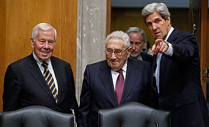 הנרי קיסינג'ר עם מזכיר המדינה קרי (מימין) (צילום: AFP) (צילום: AFP)