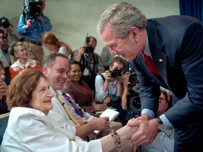 "הנשיא הגרוע ביותר". עם ג'ורג' בוש הבן ב-2006 (צילום: AP) (צילום: AP)