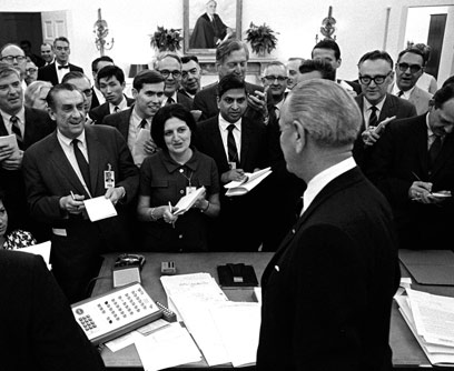 1968: עם הנשיא לינדון ג'ונסון  (צילום: רויטרס) (צילום: רויטרס)
