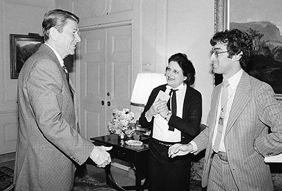 עם רונלד רייגן ב-1981 (צילום: AP) (צילום: AP)