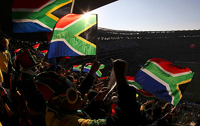 אוהדי דרום אפריקה במונדיאל. בינתיים לא מתנפלים על הכרטיסים (צילום: רויטרס) (צילום: רויטרס)