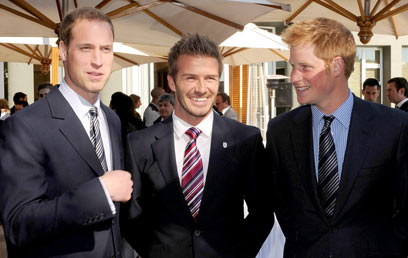 שלושה נסיכים: בקהאם, הארי ו-וויליאם. מנסים לפתור את הבעיה (צילום: AP) (צילום: AP)