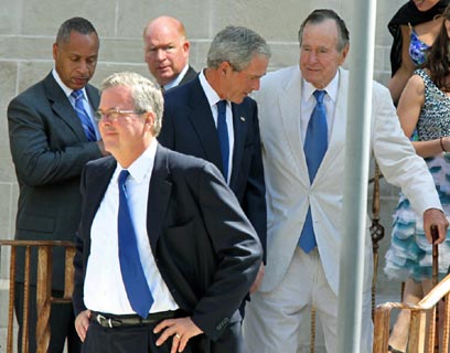 ימשיך את השושלת בבית הלבן? ג'ב בוש, אביו ואחיו הנשיאים לשעבר (צילום: AP) (צילום: AP)