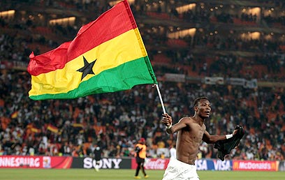 עדיין נחשב לשגריר שלנו באפריקה. פנטסיל ודגל גאנה (צילום: רויטרס) (צילום: רויטרס)