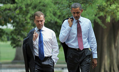 "אחד ההישגים הגדולים - אתחול היחסים עם ארה"ב". אובמה ומדבדב (צילום: AFP) (צילום: AFP)