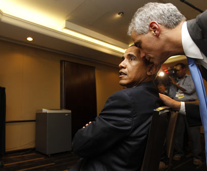 "הנשיא לא לוקח צד בסכסוך". עמנואל והבוס לשעבר אובמה (צילום: AP) (צילום: AP)