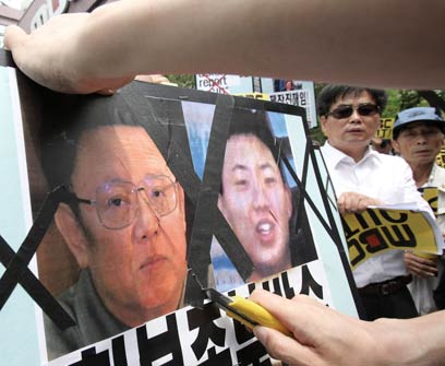 קים ג'ונג איל מת מהתקף לב "בעקבות תשישות" (צילום: AP) (צילום: AP)