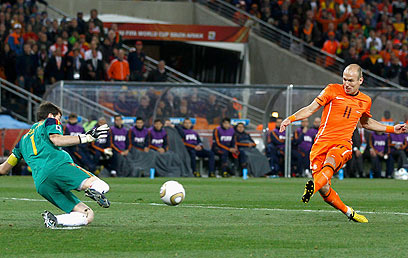 ההחמצה שעלתה לנבחרת הולנד בגביע העולמי (צילום: AFP) (צילום: AFP)