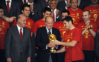 נבחרת ספרד זוכה בגביע העולם ב-2010 (צילום: AFP) (צילום: AFP)