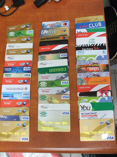 כרטיסי אשראי גנובים (אילוסטרציה) (צילום: באדיבות דוברות משטרת מרחב שרון) (צילום: באדיבות דוברות משטרת מרחב שרון)