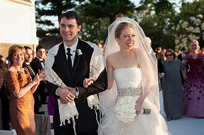 Chelsea Clinton at her 2010 wedding to her Jewish husband Marc Mezvinsky (Photo: AP)