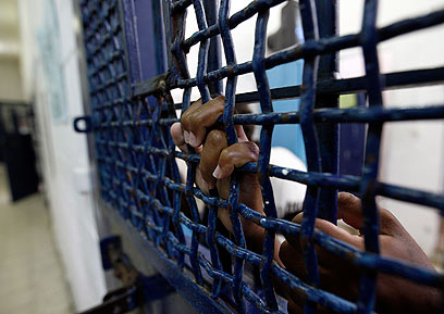 פליטים בכלא גבעון. ארכיון (צילום: רויטרס) (צילום: רויטרס)