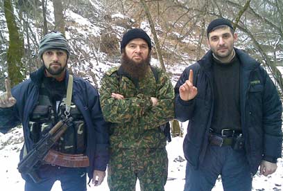 רוצים להקים מדינה איסלאמיסטית בקווקז. אומרוב (במרכז) עם מורדים צ'צ'נים (צילום: AFP) (צילום: AFP)