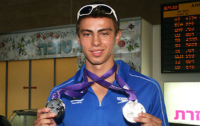 טומרקין והמדליות באולימפיאדת הנוער (צילום: אורן אהרוני) (צילום: אורן אהרוני)