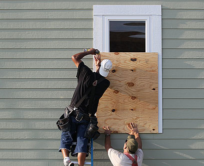 מכינים ביתם להוריקן (צילום: AFP) (צילום: AFP)