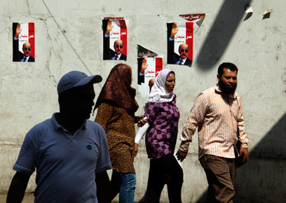 כרזות בעד סולימאן ברחוב. "לא רוצים את האיסלאמיסטים" (צילום: AP) (צילום: AP)