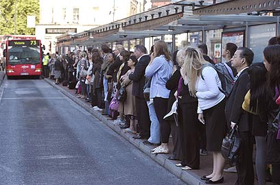 לונדון. ממתינים לאוטובוס (צילום: AFP) (צילום: AFP)