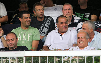 הלוזונים בהרכב מלא, חלובה מאחור. פניו של הכדורגל הישראלי (צילום: עוז מועלם) (צילום: עוז מועלם)