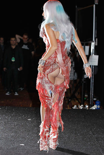 צדק? חמלה?? טבעונות??? גאגא בשמלת הבשר (צילום: רויטרס) (צילום: רויטרס)