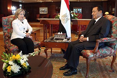 Clinton meeting with Mubarak in Egypt (Photo: AFP)