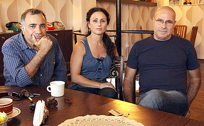חנה אזולאי-הספרי עם החברים הוותיקים מהקולנוע, שבי גביזון ומשה אבגי (צילום: דנה קופל) (צילום: דנה קופל)