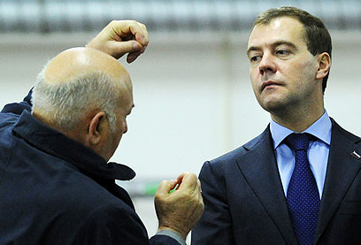 הנשיא איבד אמון בראש העיר. מדבדב ולוז'קוב (צילום: AFP) (צילום: AFP)