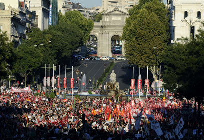 ספרדים מפגינים נגד תוכנית הצנע. המשבר החל כבר לפני 5 שנים (צילום: AFP) (צילום: AFP)