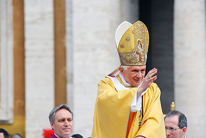 האפיפיור מברך את מאמיניו בוותיקן  (צילום: AFP) (צילום: AFP)