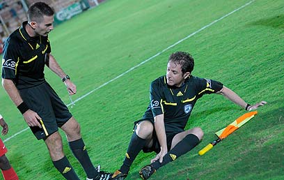 הקוון אורן בורנשטיין נפגע במשחק בין אשדוד להפועל באר שבע ב-2010 (צילום: אבי רוקח) (צילום: אבי רוקח)