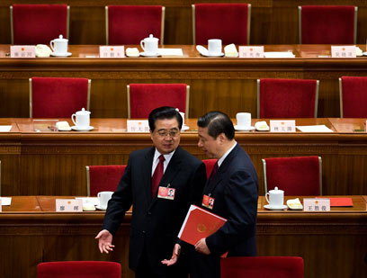 הנשיא ויורשו. הו ג'ינטאו (משמאל) ושי ג'ינגפינג (צילום: AP) (צילום: AP)