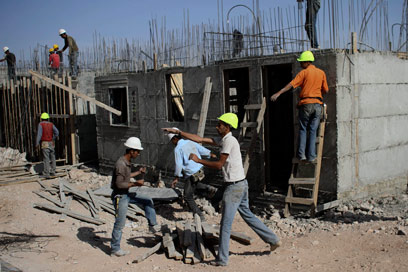 פועלים פלסטינים בקריית ארבע. יישום ההסכם הכלכלי  (צילום: AP) (צילום: AP)