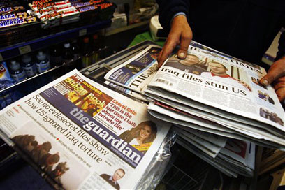 ההדלפה בנושא עיראק בכותרות העיתונים (צילום: AP) (צילום: AP)