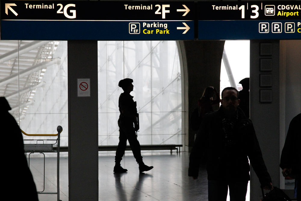 שדה התעופה שארל דה גול בפריז, שם נתפסו הישראליות (צילום: רויטרס) (צילום: רויטרס)