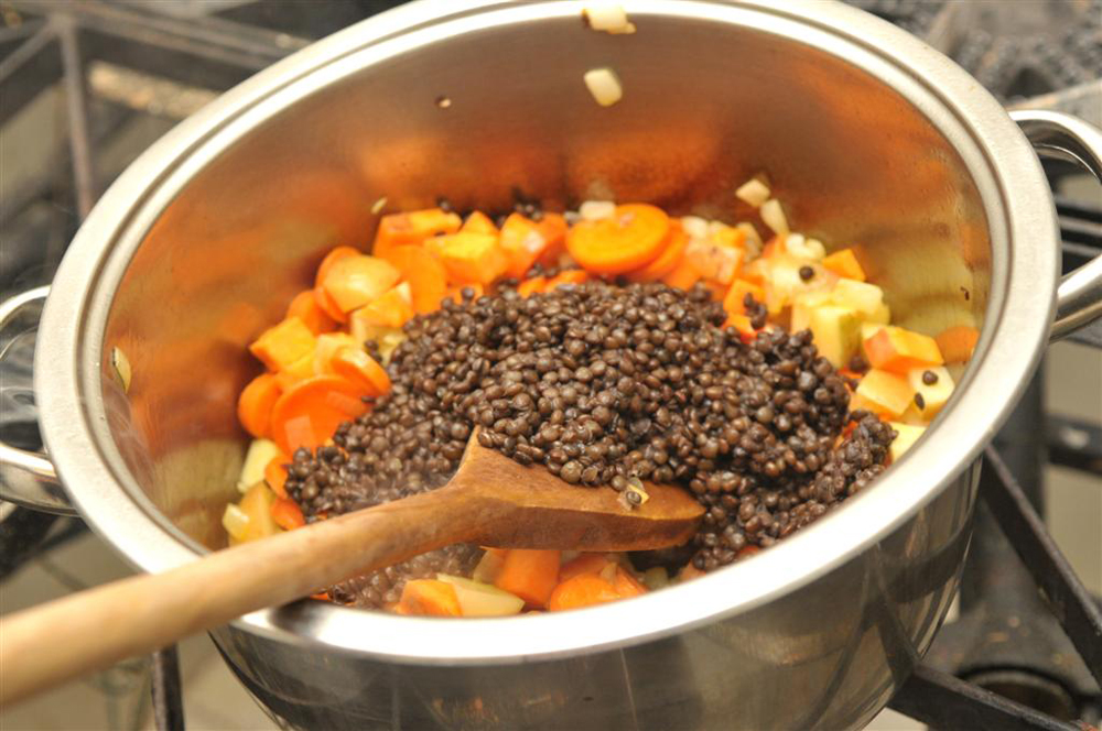 תבשיל עדשים שחורות (צילום: ירון ברנר) (צילום: ירון ברנר)