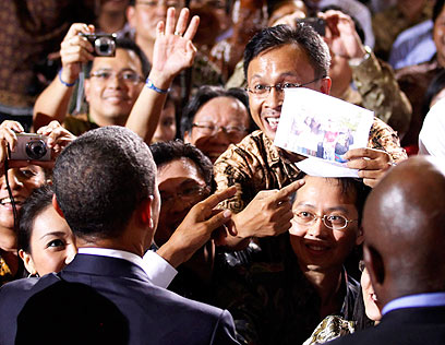מעריצים את הנשיא האמריקני בג'קרטה (צילום: רויטרס) (צילום: רויטרס)