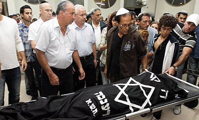 עמוס אלוני (בשחור) בהלוויה (צילום: עידו ארז) (צילום: עידו ארז)