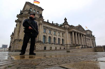 1,000 חשודים בפעילות טרור מסתובבים בגרמניה? הרייכסטאג בברלין (צילום: רויטרס) (צילום: רויטרס)
