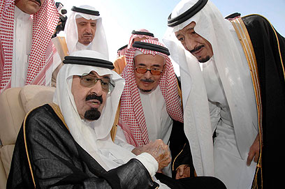 המלך עבדאללה (משמאל). המלך המכהן ובכירים אחרים בוחרים את נסיך הכתר (צילום: AP) (צילום: AP)