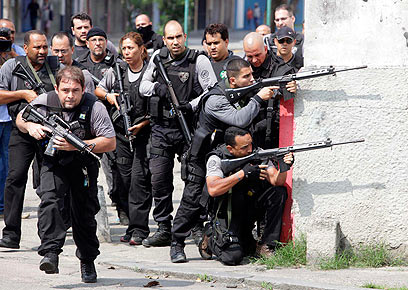 משטרת ברזיל באזור הפאבלות, משכנות העוני של ריו (צילום: רויטרס) (צילום: רויטרס)