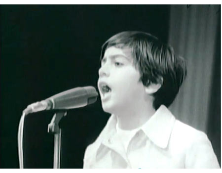 נועם קניאל בפסטיבל שירי הילדים 1972 (צילום: באדיבות רשות השידור) (צילום: באדיבות רשות השידור)