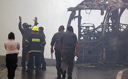 Остов сгоревшего автобуса на Кармеле. Фото: AFP