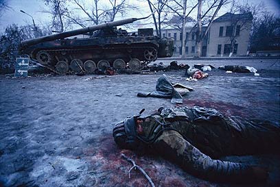 גופת חייל רוסי בגרוזני ב-1995 (צילום: פטריק שובל) (צילום: פטריק שובל)