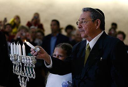 קסטרו מדליק נרות חנוכה לפני שנה. אין מחווה לאלן גרוס היהודי (צילום: AP) (צילום: AP)