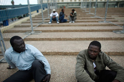 פליטים בכיכר רבין. "אנשים שקופים בעיני המדינה" (צילום: רויטרס) (צילום: רויטרס)