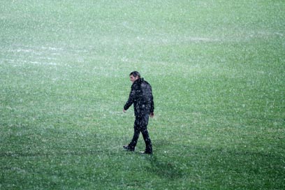 אלי גוטמן, בורח מהגשם (צילום: עוז מועלם) (צילום: עוז מועלם)