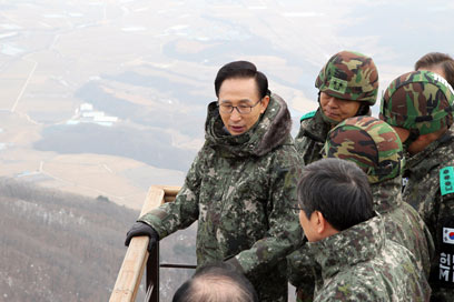 בניגוד לפארק, לא תמך בשיפור היחסים עם הצפון. הנשיא לי מיונג בק (צילום: רויטרס) (צילום: רויטרס)