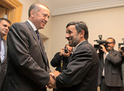 Ahmadinejad and Erdogan (Photo: Reuters)