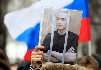 פוטין ניסה לחסל את שאיפותיו הפוליטיות? הפגנה למען חודורקובסקי (צילום: רויטרס) (צילום: רויטרס)