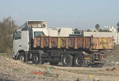 שינוע פסולת בנייה במשאית פתוחה (צילום: אוהד צויגנברג) (צילום: אוהד צויגנברג)